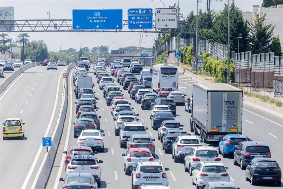 Varios vehículos circulan durante la primera operación salida de verano 2025, en la autovía A6, a 27 de junio de 2025, en Madrid (España).