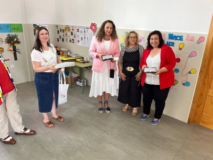 La diputada provincial del PFEA, Matilde Díaz, durante su visita al Colegio Público Rural Medio Almanzora II de Partaloa (Almería).