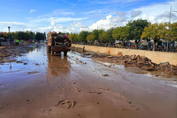 Archivo - Un tractor colabora en la limpieza de las calles, a 1 de noviembre de 2024, en Utiel, Valencia, ARCHIVO. 