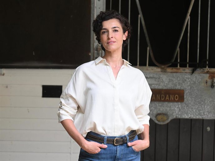 La actriz Blanca Romero posa durante el rodaje de la serie ‘Pura Sangre’ de Mediaset en la Yeguada Juan Riva, a 23 de julio de 2025, en Aranjuez (Madrid, España).