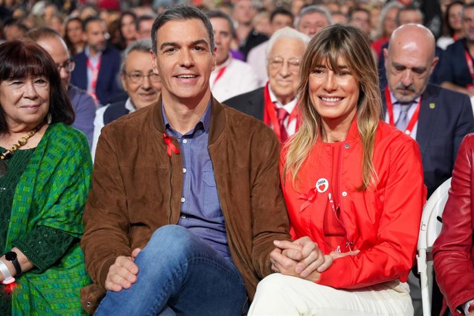 Archivo - El Presidente del Gobierno, Pedro Sánchez, y su esposa Begoña Gómez durante la clausura del 41º Congreso Federal del PSOE en el Palacio de Congresos y Exposiciones. A 1 de diciembre de 2024, en Sevilla, Andalucía (España). El 41º Congreso Federa