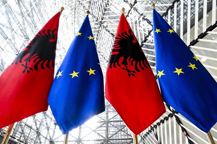 Archivo - Banderas de la UE y Albania, en el marco de la reunión intergubernamental en el Consejo.