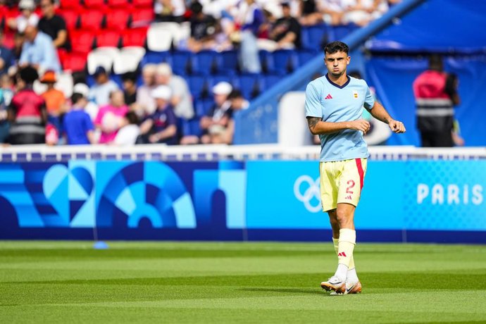 Archivo - Marc Pubill of Spain warms up during Men's Gold Medal Match of the Football between France and Spain on Parc des Princes during the Paris 2024 Olympics Games on August 9, 2024 in Paris, France.