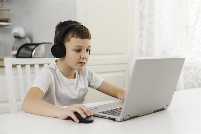 Criança usando um computador.