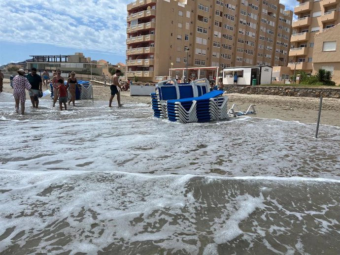 Consecuencias del temporal en la Playa del Galúa y Marchamalo, a 25 de julio de 2025, en La Manga, Cartagena, Región de Murcia (España). Un total de 10 provincias tienen avisos activos para este viernes 25 de julio por precipitaciones, tormentas y olas. D