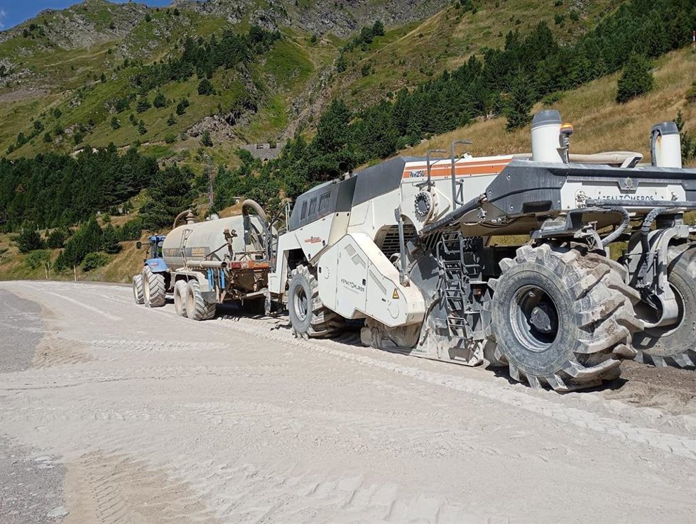 Carretera de acceso a Astún.