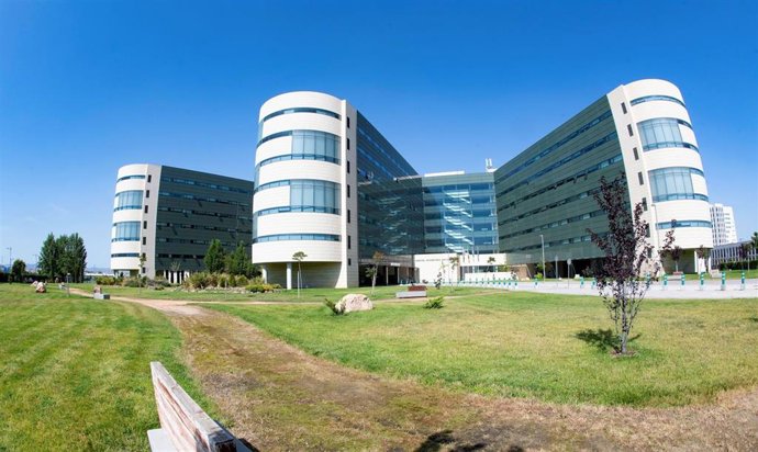 Archivo - Fachada de hospitalización del Hospital Universitario Clínico San Cecilio de Granada