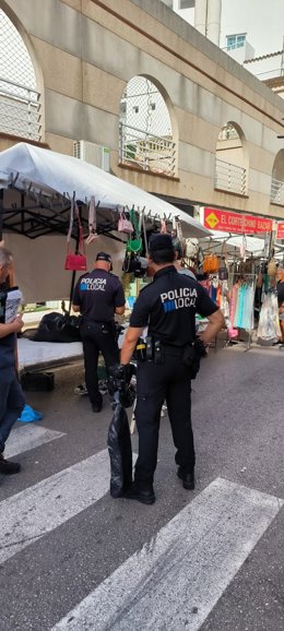 Agentes de la Policía Local de Llucmajor en el mercadillo de s'Arenal.