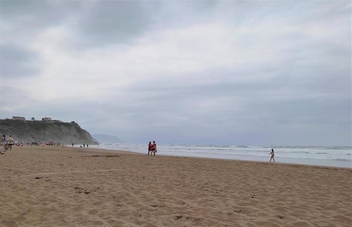 Archivo - Playa vizcaína en una jornada nubosa