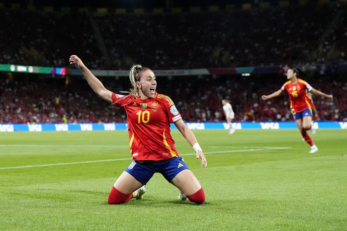 18 July 2025, Switzerland, Bern: Spain's Athenea del Castillo celebrates scoring their side's first goal during the UEFA Women's Euro 2025 quarter-final soccer match between Spain and Switzerland at Wankdorf Stadium. Photo: Nick Potts/PA Wire/dpa