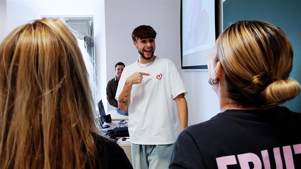 José Luis Gómez Urquiza, al fondo en la imagen, es profesor de la Facultad de Ciencias de la Salud de Ceuta