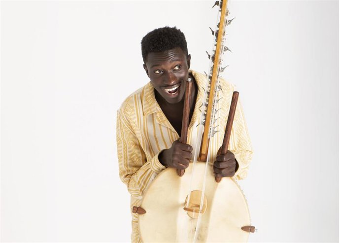 Archivo - El artista Momi Maiga con su kora.