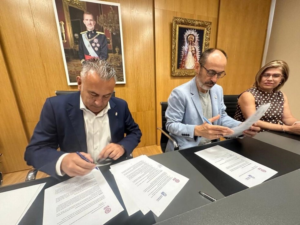 Firma del convenio entre el Ayuntamiento de Isla Cristina y la Universidad de Huelva para la creación de la Cátedra del Mar.