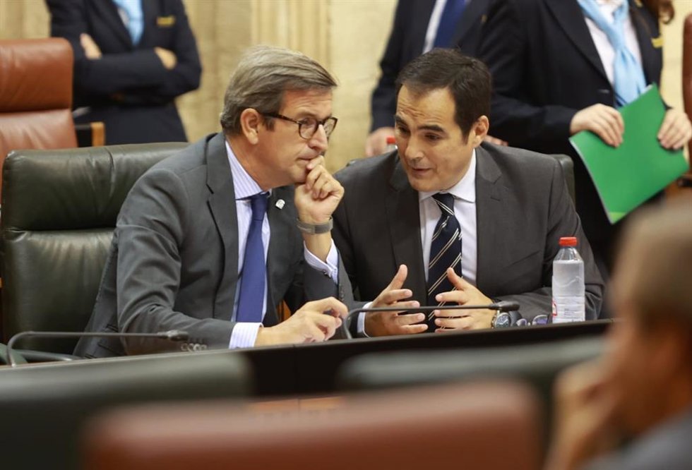 Archivo - El consejero de Justicia, Administración Local y Función Pública, José Antonio Nieto, y el consejero de Industria, Energía y Minas de la Junta de Andalucía, Jorge Paradela, en una foto de archivo en el Parlamento.