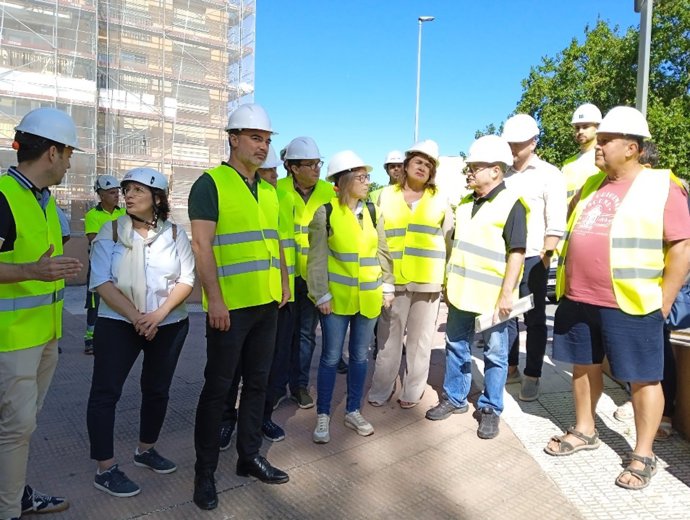 Archivo - Visita a las obras de rehabilitación de vviiendas públicas en Terrassa.