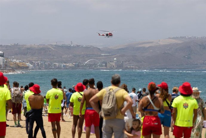 Archivo - Más de 250 personas se dan cita en Las Canteras (Gran Canaria) por el Día Mundial para la Prevención de Ahogamientos
