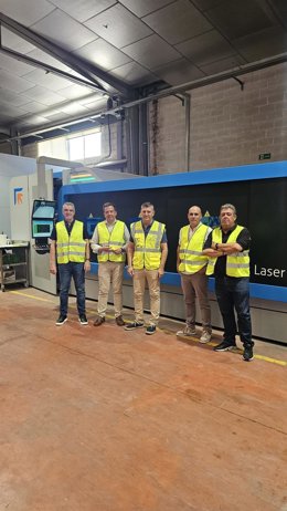 El delegado de Agricultura, Pesca, Agua y Desarrollo Rural de la Junta, Francisco Acosta (centro), durante su visita a una de las empresas.