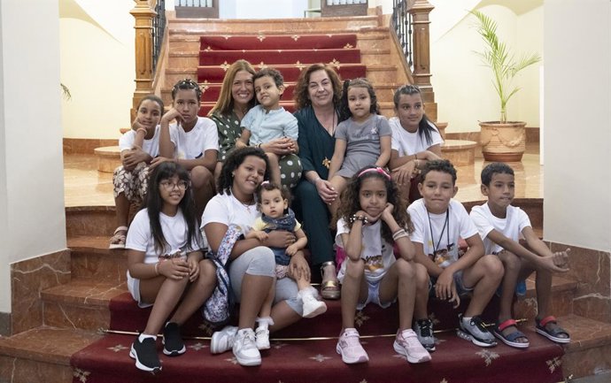 Part dels xiquets sahrauís que passen l'estiu a Castelló junt amb les diputades Marisa Torlà i María Tormo
