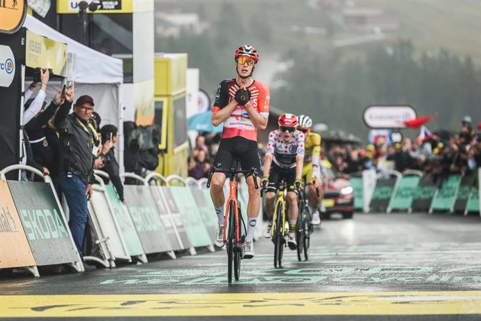 O ciclista holandês Thymen Arensman (INEOS Grenadiers) venceu a 19ª etapa do Tour de France, na sexta-feira, entre Albertville e La Plagne, em 93,1 quilômetros.