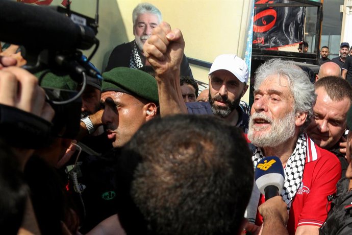 25 de julho de 2025, Líbano, Beirute: O militante comunista libanês pró-palestino Georges Ibrahim Abdallah é escoltado pela segurança libanesa enquanto discursa para apoiadores em sua chegada a Beirute, após sua libertação após mais de 40 anos de detenção