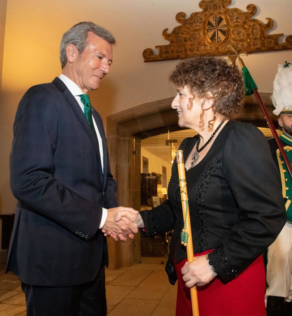 Rueda y la alcaldesa se saludan en la recepción posterior a la Ofrenda al Apóstol.