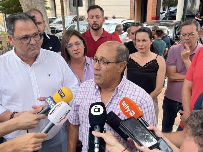 Atención a medios de comunicación del edil socialista José Sampere y candidato a la alcaldía de San Fulgencio (Alicante) en la moción de censura contra el primer edil del PP José María Ballester