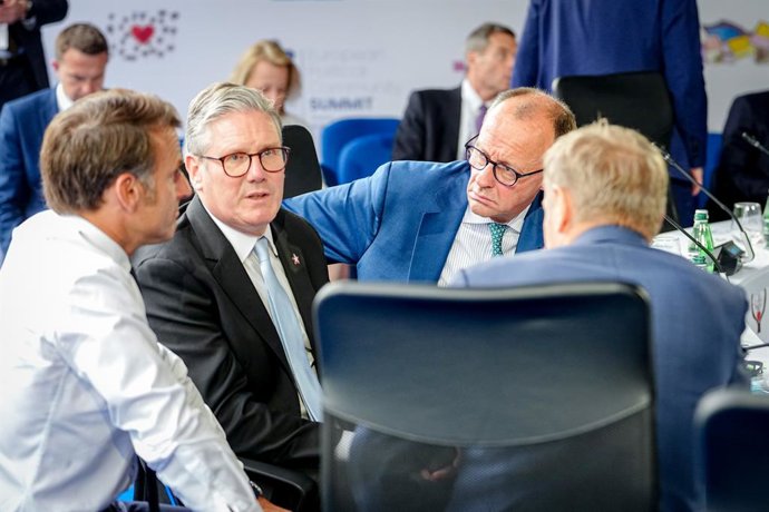 Archivo - 16 de maio de 2025, Albânia, Tirana: (E-D) O presidente francês Emmanuel Macron, o primeiro-ministro do Reino Unido Keir Starmer, o chanceler alemão Friedrich Merz (CDU) e o primeiro-ministro da Polônia Donald Tusk conversam à margem da Comunida
