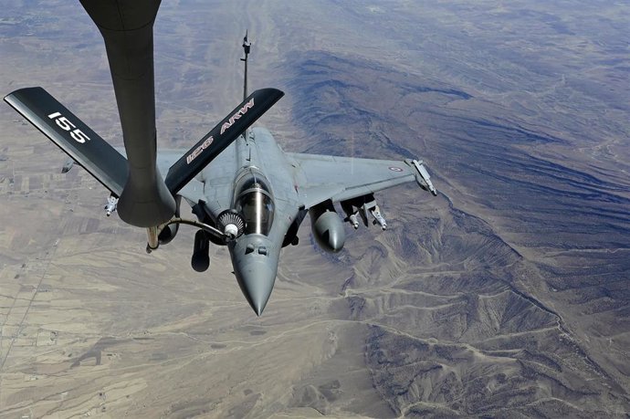 Archivo - Un caza francés reabastece combustible desde un avión de la Fuerza Aérea de EEUU durante una misión de patrullaje en Siria
