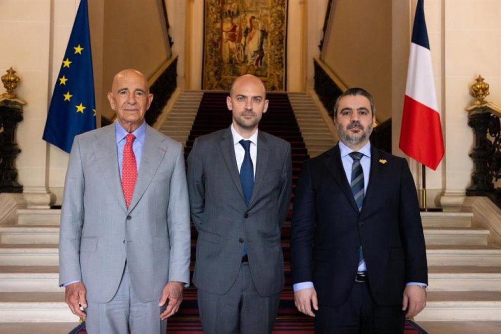 El enviado de EEUU para Siria, Tom Barrack, el ministro de Exteriores de Francia, Jean-Noel Barrot y su homólogo sirio Assaad al Shaibani