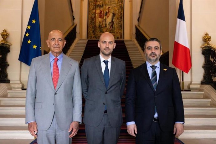 O enviado dos EUA para a Síria, Tom Barrack, o ministro das Relações Exteriores da França, Jean-Noel Barrot, e seu colega sírio, Assaad al-Shaibani.