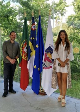 Archivo - La investigadora de la ULE Aroa Costa Feito y Carlos Picanço, director de Ventas, Marketing e Impacto de Futurismo Azores, tras la firma del convenio de colaboración.