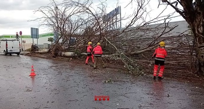 Los Bombers actuando en la calle Dinamarca de Badalona (Barcelona) por las lluvias de la tarde de este viernes