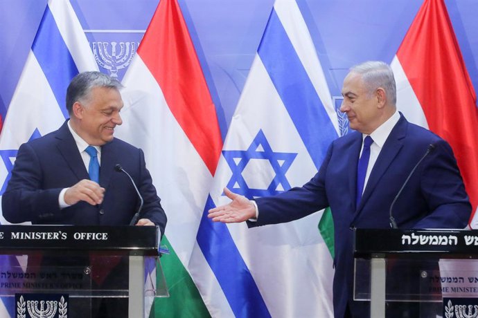 Archivo - Arquivo - Imagem de arquivo do primeiro-ministro húngaro Viktor Orban e seu colega israelense Benjamin Netanyahu.