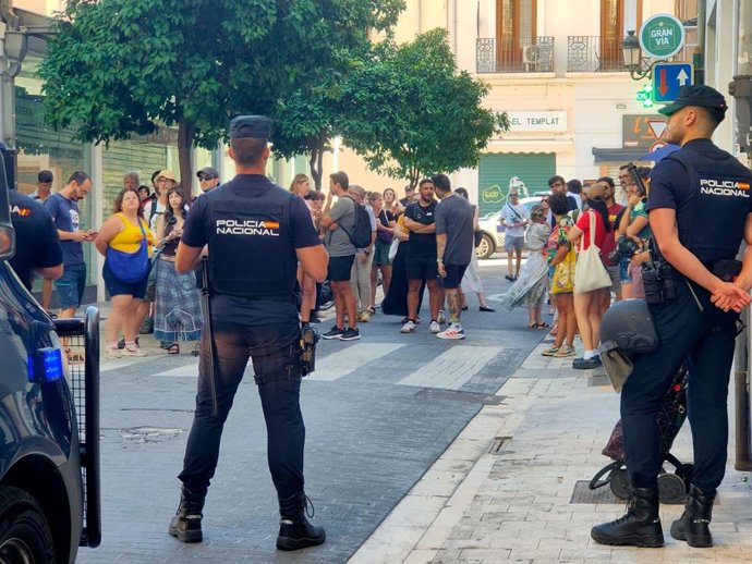 Concentración vecinal para mostrar apoyo a una vecina de la calle Sogueros, 2, de la ciudad de València.