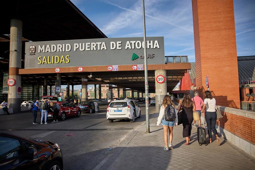 Archivo - Varias personas con maletas llegando a la estación de Atocha-Almudena Grandes, a 1 de septiembre de 2023, en Madrid (España). Renfe ha puesto a la venta más de dos millones de plazas para viajar esta semana, hasta el domingo 3 de septiembre, e