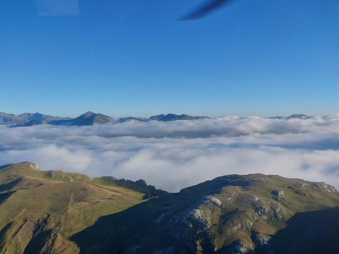 El helicóptero medicalizado del Gobierno de Cantabria ha evacuado a una mujer de 45 años, de nacionalidad belga, que ha sufrido un desvanecimiento en un punto de la ruta entre el Mirador del Cable y Cabaña Verónica, en Picos de Europa.
