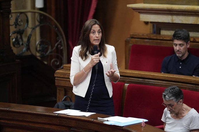 Imatge d'arxiu - La consellera d'Educació, Esther Niubó, en el Parlament