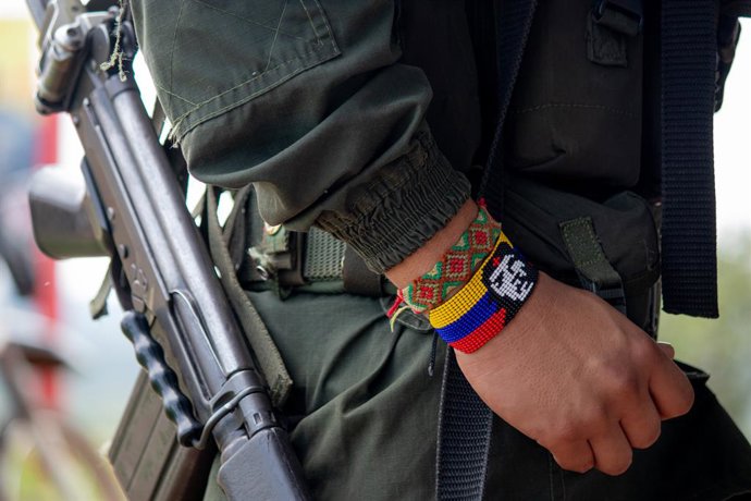 Archivo - Arquivo - 16 de abril de 2023, San Vicente del Caguan, Caqueta, Colômbia: Um membro da guerrilha das FARC-EP durante o anúncio do Estado-Maior Central das FARC (EMC) de iniciar negociações de paz com o governo colombiano durante uma assembleia e