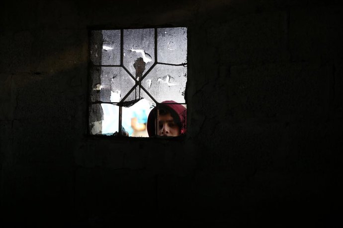 Archivo - March 22, 2020: Idlib, Syria. 22 March 2020. The Al-Karama camp for internally displaced people (IDP) in the northern Syrian town of Atma, near the border with Turkey. Some NGOs have begun to test the body temperature of the camp' residents to t