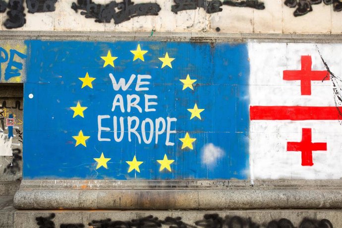 Archivo - December 25, 2024, Tbilisi, Georgia: Georgian and European Union flags with the words ''We are Europe'' are seen painted on the facade of a building on Rustaveli Avenue in Tbilisi.