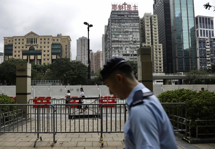 Archivo - 3 de junho de 2025, Hong Kong, CHINA: Em Hong Kong, um dia antes do dia 4 de junho, policiais passam pelo Victoria Park, um antigo local da Vigília à Luz de Velas do dia 4 de junho, fortemente barricado. Hong Kong estará comemorando o 36º aniver