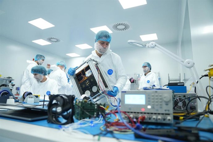 El nanosatélite 6G StarLab, en las instalaciones de Open Cosmos de Barcelona