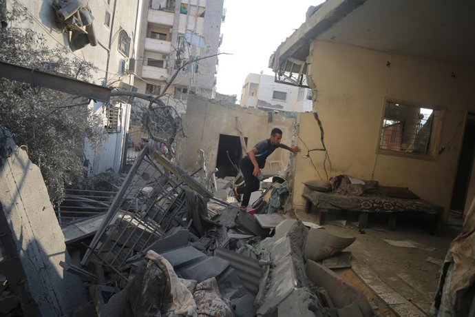 23 de julho de 2025, Cidade de Gaza, Faixa de Gaza, Território Palestino: Palestinos investigam a casa da família al-Shair no bairro de Tel al-Hawa, que foi fortemente danificada após um ataque aéreo israelense na Cidade de Gaza, Gaza, em 23 de julho de 2