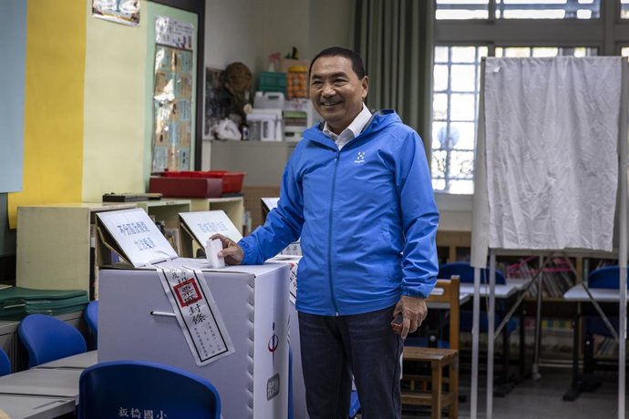 Archivo - 13 January 2024, Taiwan, Taipei: Hou Yu-ih, presidential candidate of the Chinese Nationalist Party/Kuomintang party (KMT), casts his ballot at the polling station in Banqiao District during the 2024 Taiwanese General Election. Taiwan elects a n