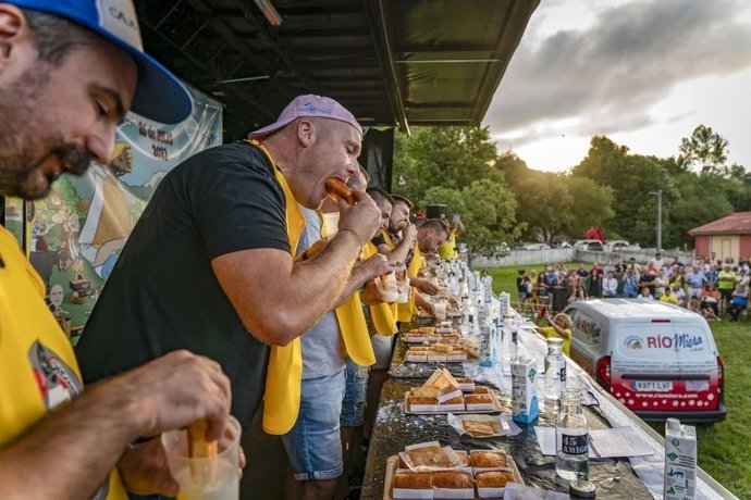 Archivo - Campeonato comedores de sobaos en Ambrosero, Cantabria