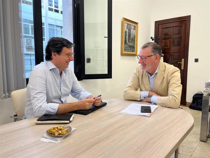 El vicepresidente de la Diputación, José Manuel Zamora, reunido con el coordinador del Área de Desarrollo Rural de la Fundación Botín, Bruno Sánchez-Briñas.