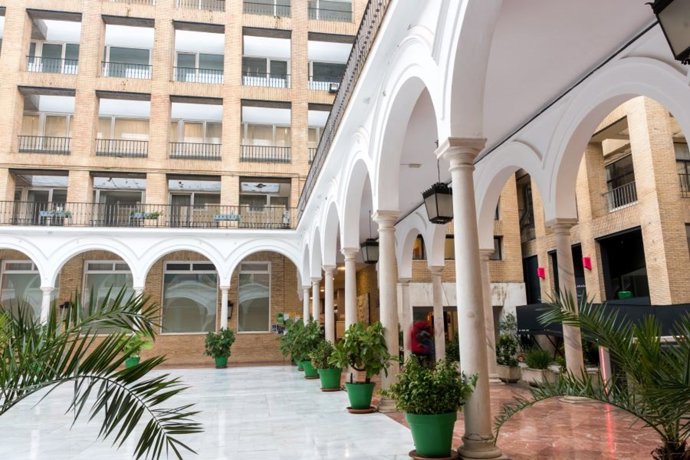Archivo - Patio interior de la Facultad de Bellas Artes de la Universidad de Sevilla.