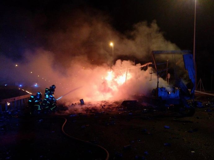 Estalla y arde un camión con sprays de pintura y neumáticos en A-6 a la altura de La Rozas