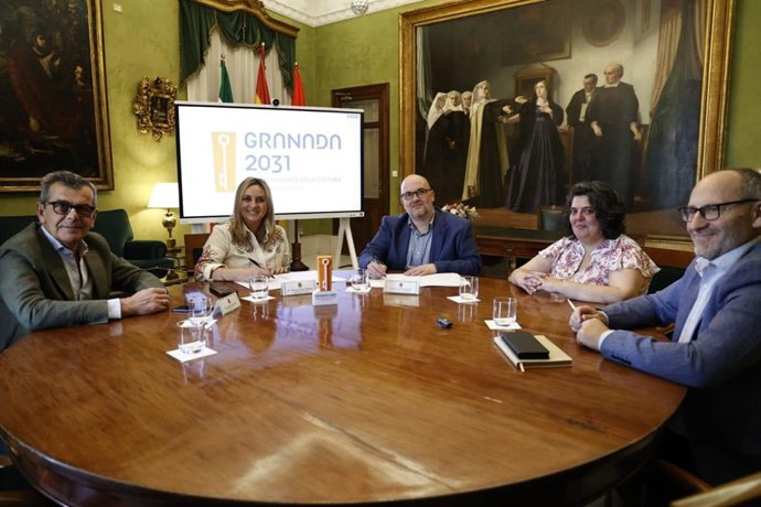 La alcaldesa, Marifrán Carazo, con el director de la Agrupación de Profesionales para el Desarrollo Internacional en la firma de la adhesión a Granada 2031.
