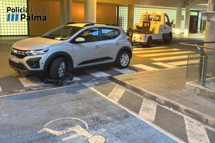 Coche retirado del parking del Hospital de Son Espases por usar una tarjeta de movilidad reducida manipulada.